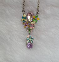 Kette mit dem schönen Anhänger mit Blumen