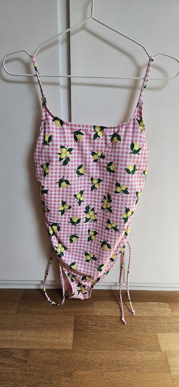 Costumi da bagno & Bikini: Badekleid rosa mit Zitronen, Gr. M – Nuovo (secondo la descrizione) da Rombach venduto da ThriftBetter