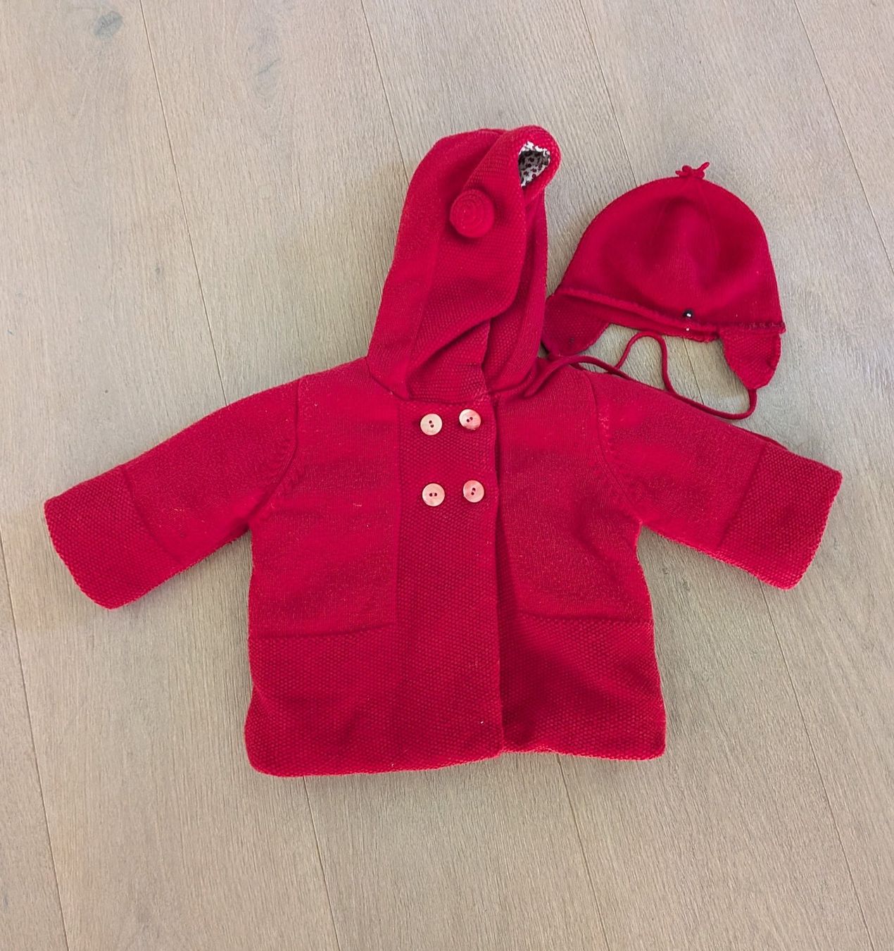 Jacadi Giacche & Cappotti: Jacadi Strickjacke  & Mütze, Gr. 6 Mt. 68/74 – Nuovo (secondo la descrizione) da Appenzell-Steinegg venduto da AppenzellerIn 1