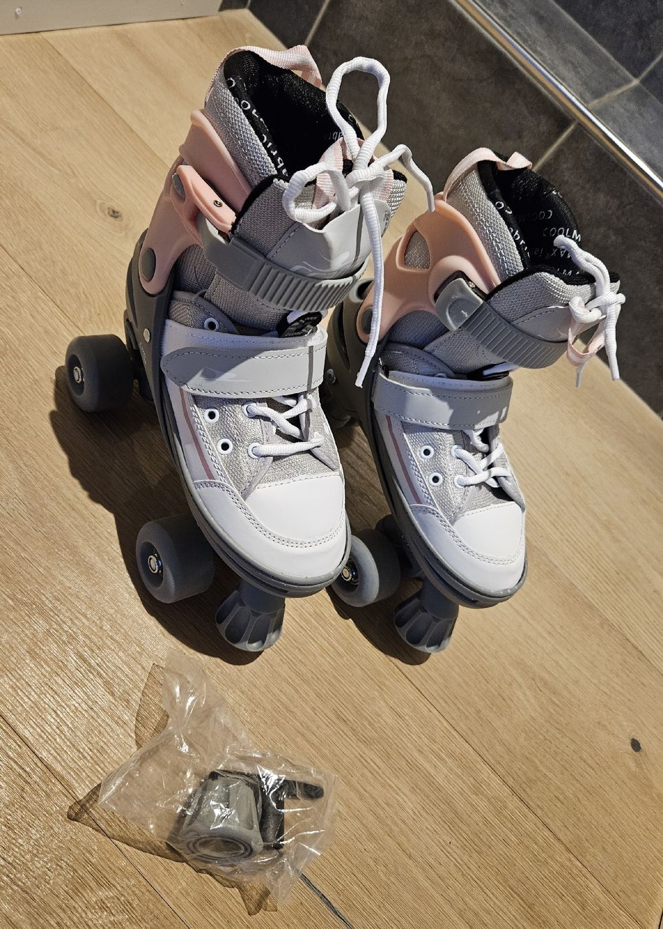 Pattini in linea & Pattini a rotelle: Rollschuhe, Grösse 33-37, Neuwertig – Nuovo (secondo la descrizione) da Ottikon b.Kemptthal venduto da Jigsaw1