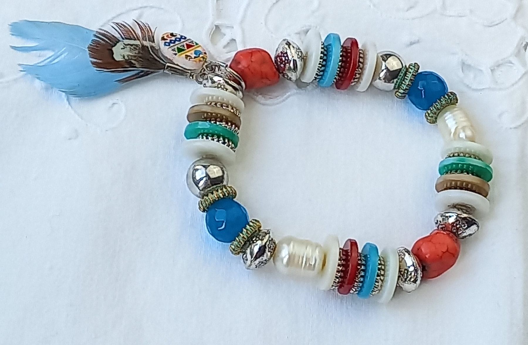 Bracciali & Braccialetti: Buntes Armband mit Perlen unFedern, Boho-Chic . – Usato da Buchs AG venduto da Dzirul