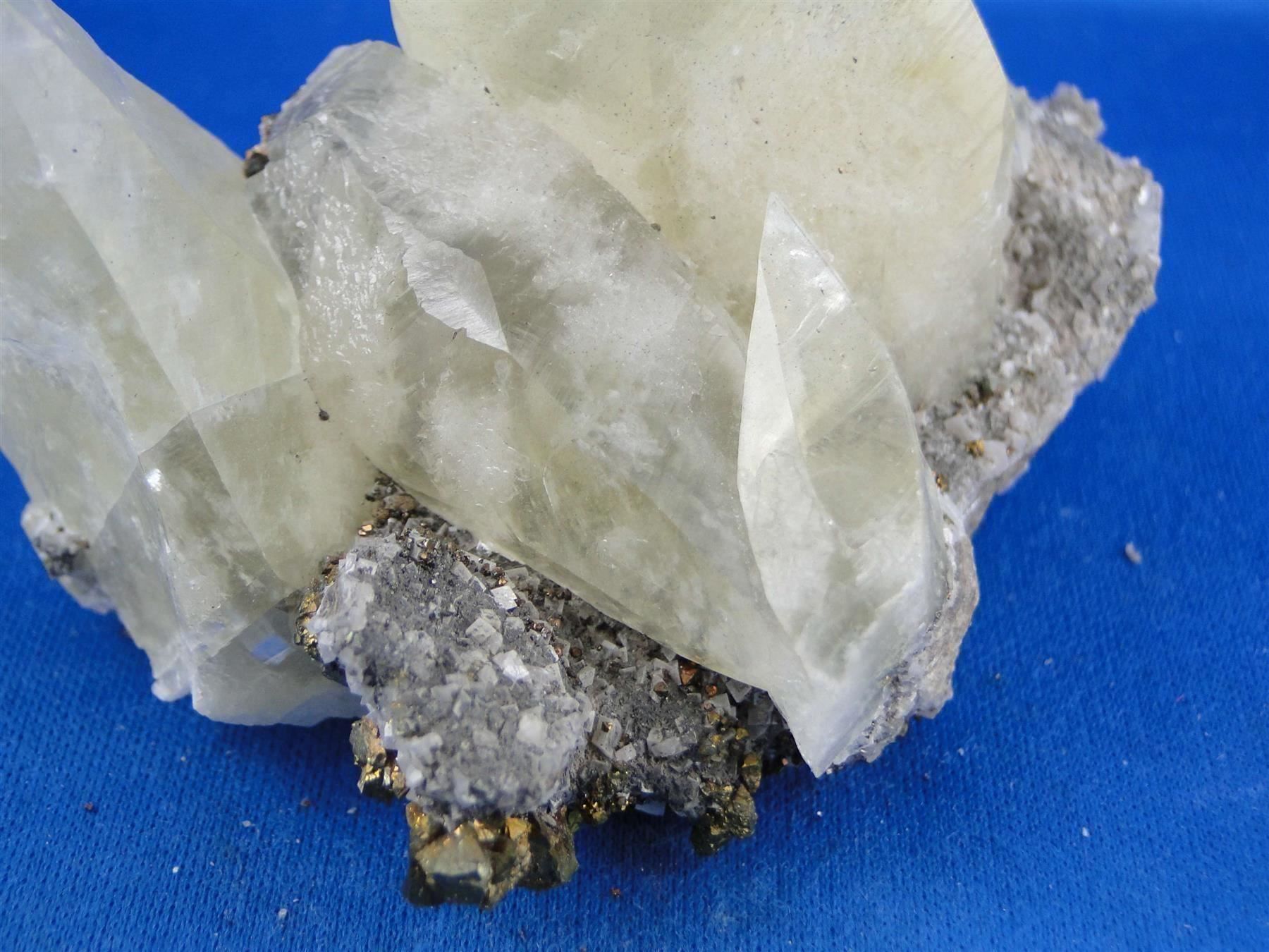 Minerali & Pietre curative: Calcit mit Chalkopyrit und Dolomit – Usato da Schinznach Bad venduto da Demerald 2
