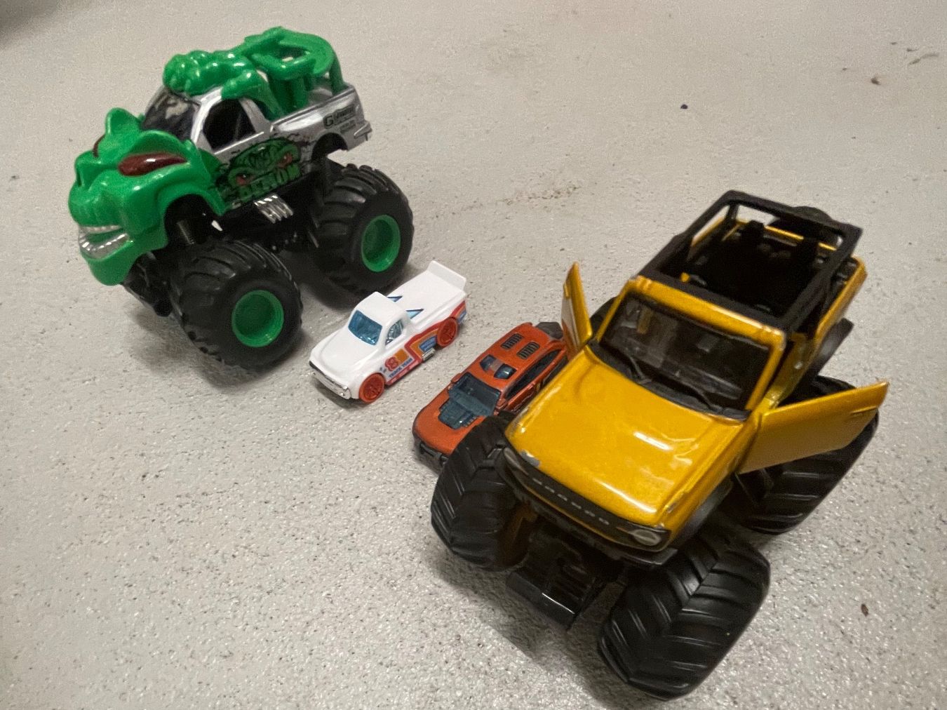 Jouets: Diverse Autos und  Monstertrucks – D'occasion à Baar par Chrila3 1