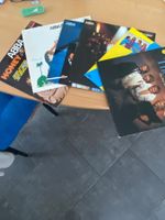 Konvolut mit Singles und LP + Plattenspieler