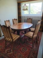 Antiker Tisch mit 6 Stühlen in Nussbaum/Buche