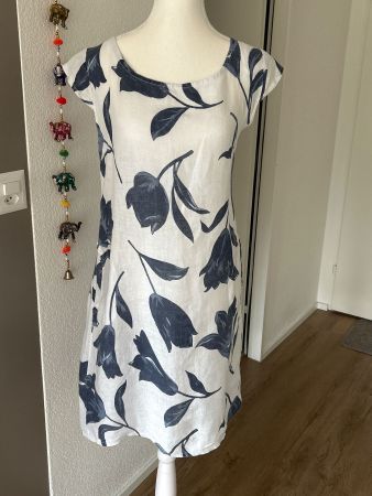Schönes Sommerkleid weiss mit Blumenmuster
