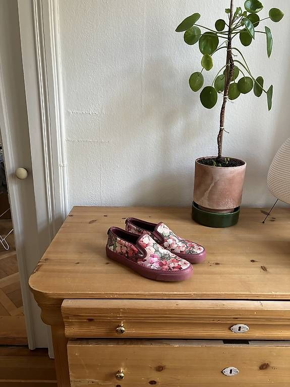 Gucci Scarpe da donna: Gucci Bloom Slip on Sneaker Grösse 39 – Usato da Basel venduto da selise