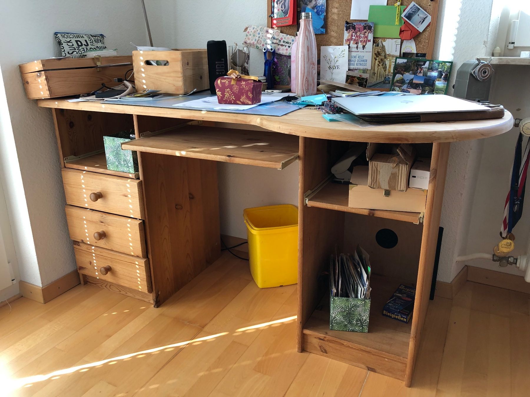 Bureaux: Schreibpult aus Kieferholz mit PC- Fächern – D'occasion à Liestal par heinerburri