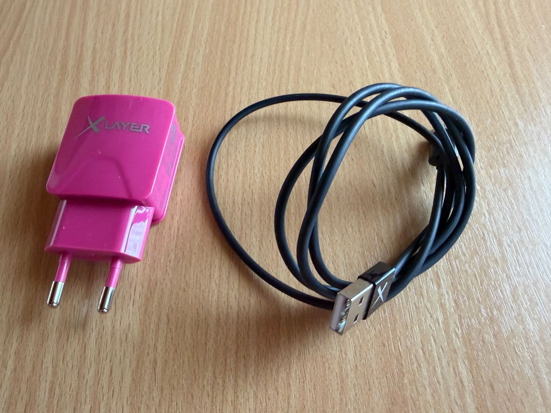 Cavi: X-LAYER Ladegerät Pink mit Kabel – Usato da Brunnenthal venduto da Eco07 1