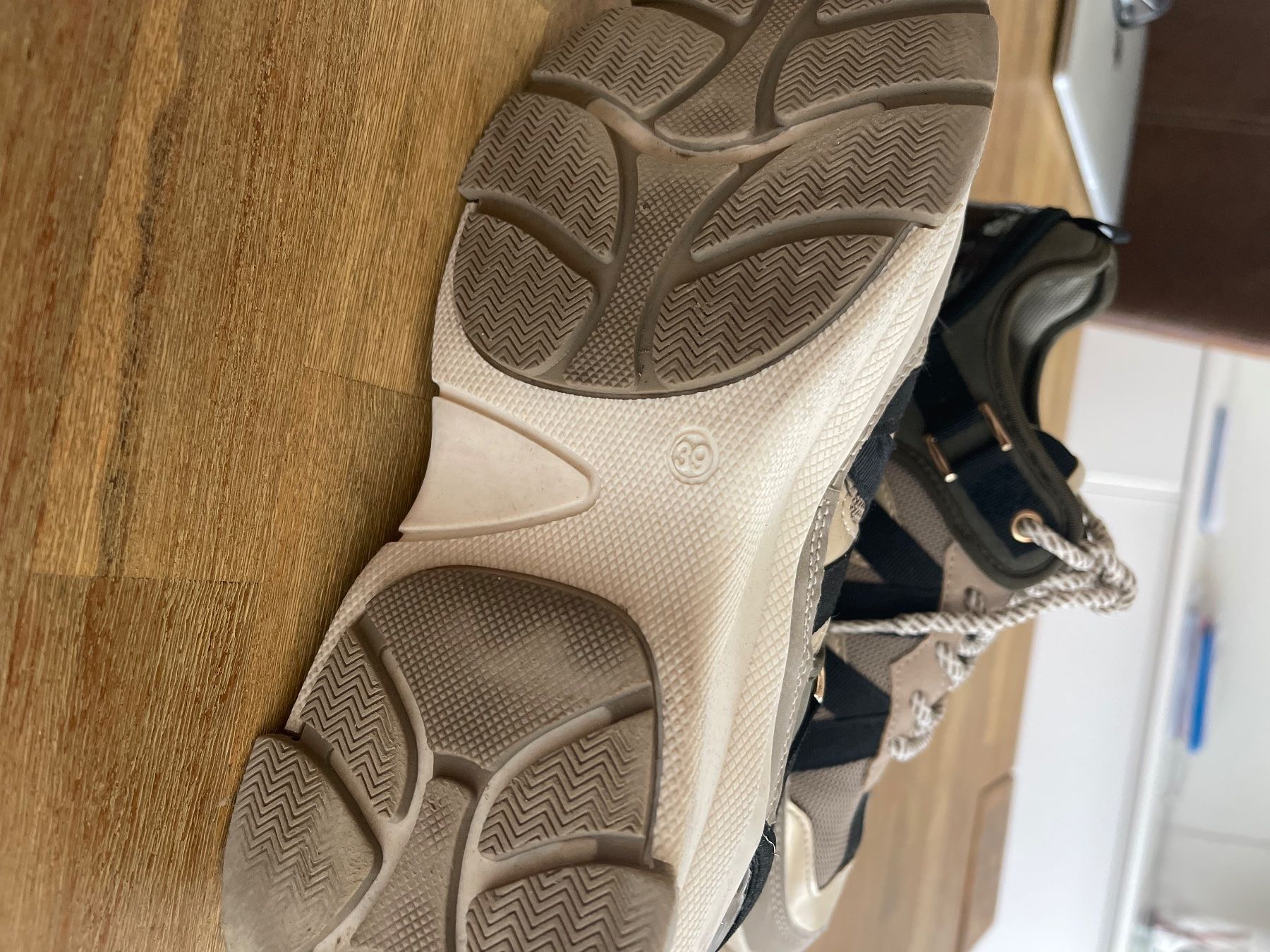 Scarpe da donna: Trendige Sneaker, Grösse 39 – Usato da Hätzingen venduto da Limao 4