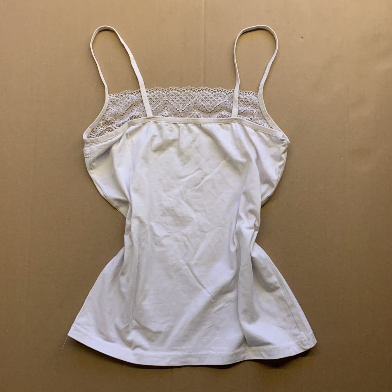 Top: Weißes Top mit Spitzenbesatz – Usato da Chalais venduto da Decoarts.art 2