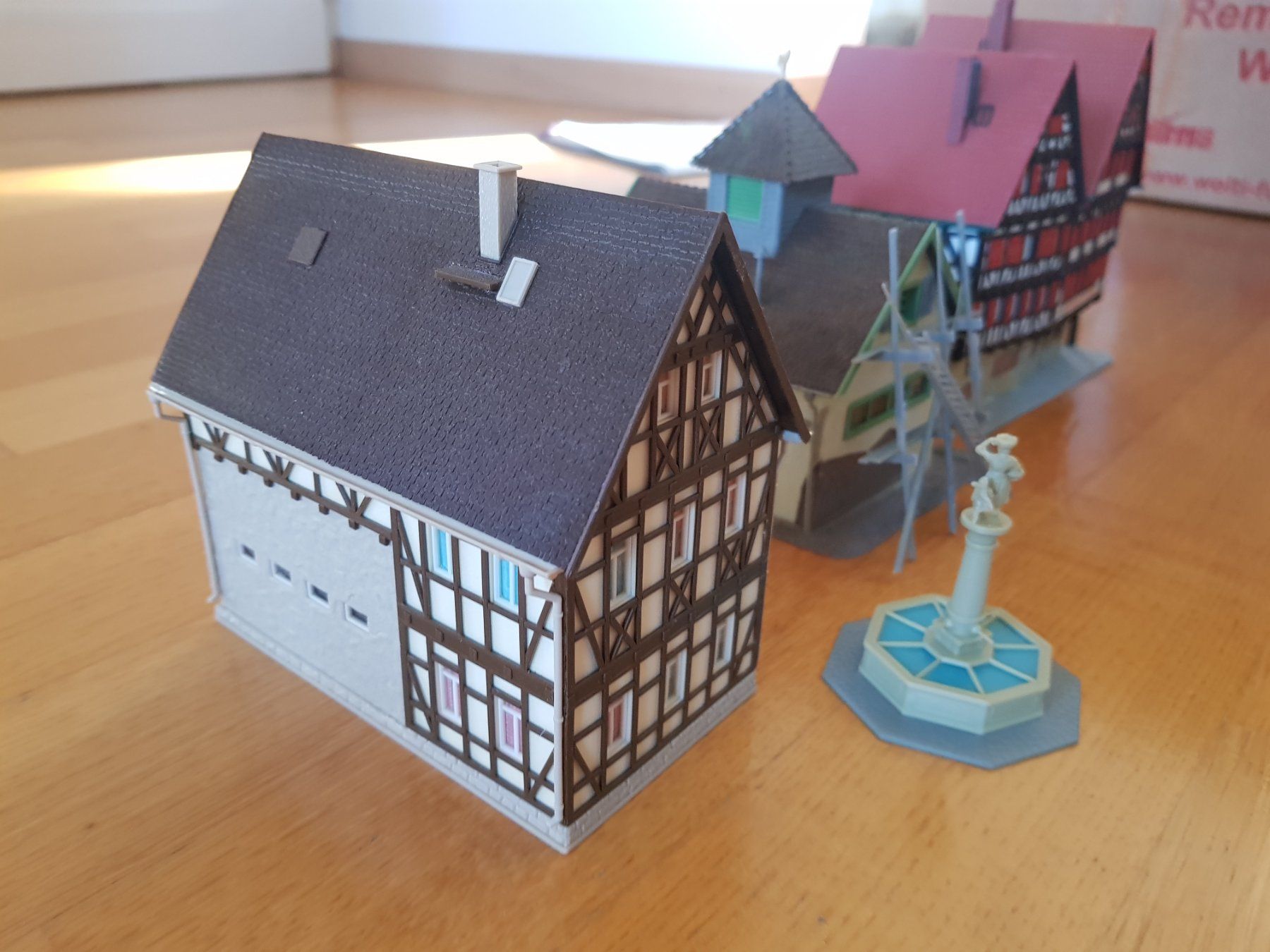 Kibri Modelleisenbahnen: Konvolut H0 Stadthäuser mit brunnen – Gebraucht aus Thalwil von SebastianH01 4
