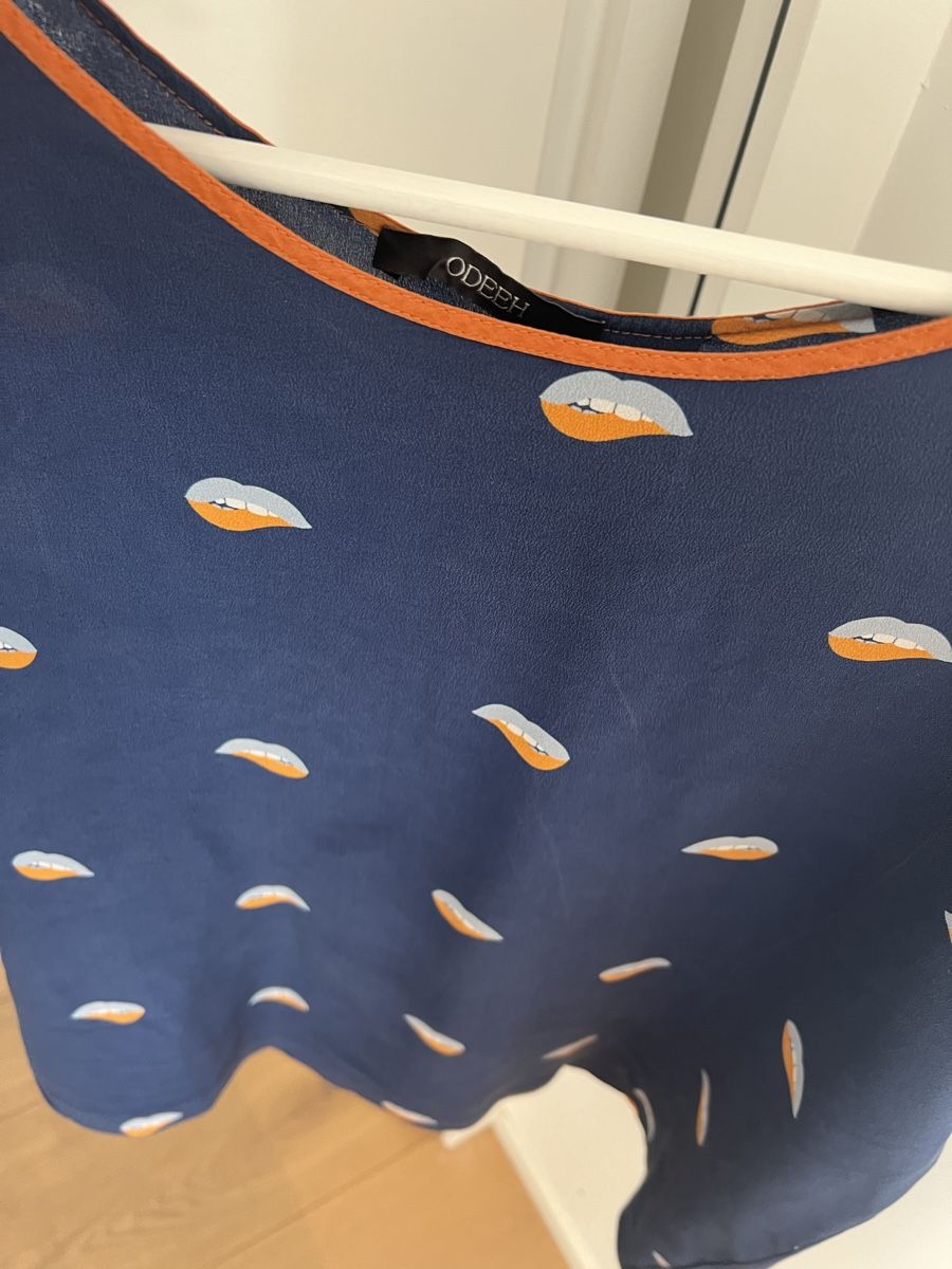 Camicette: ODEEH Seidenbluse, dunkelblau mit Lippenprint, Gr. 38 – Usato da Meilen venduto da Dievondort 5