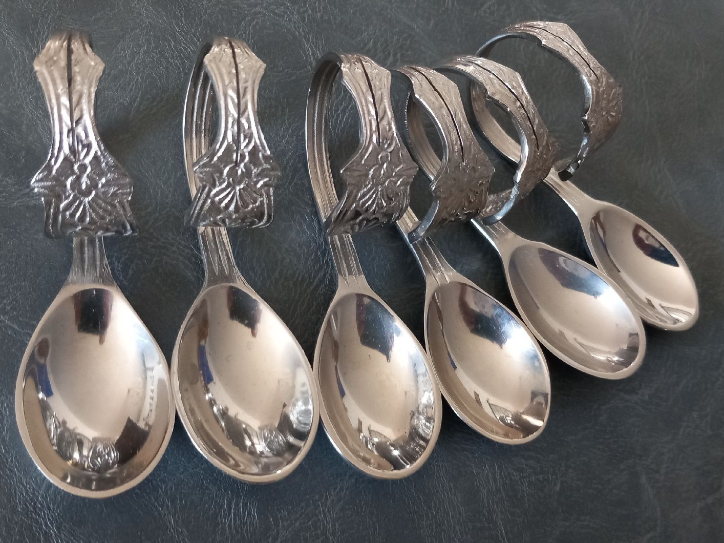 Sonstige Dekorationen & Accessoires: 6 Amuse Bouche / Serviettenr. uf äm gedeckte Tisch. – Gebraucht aus Aegerten von gismolini