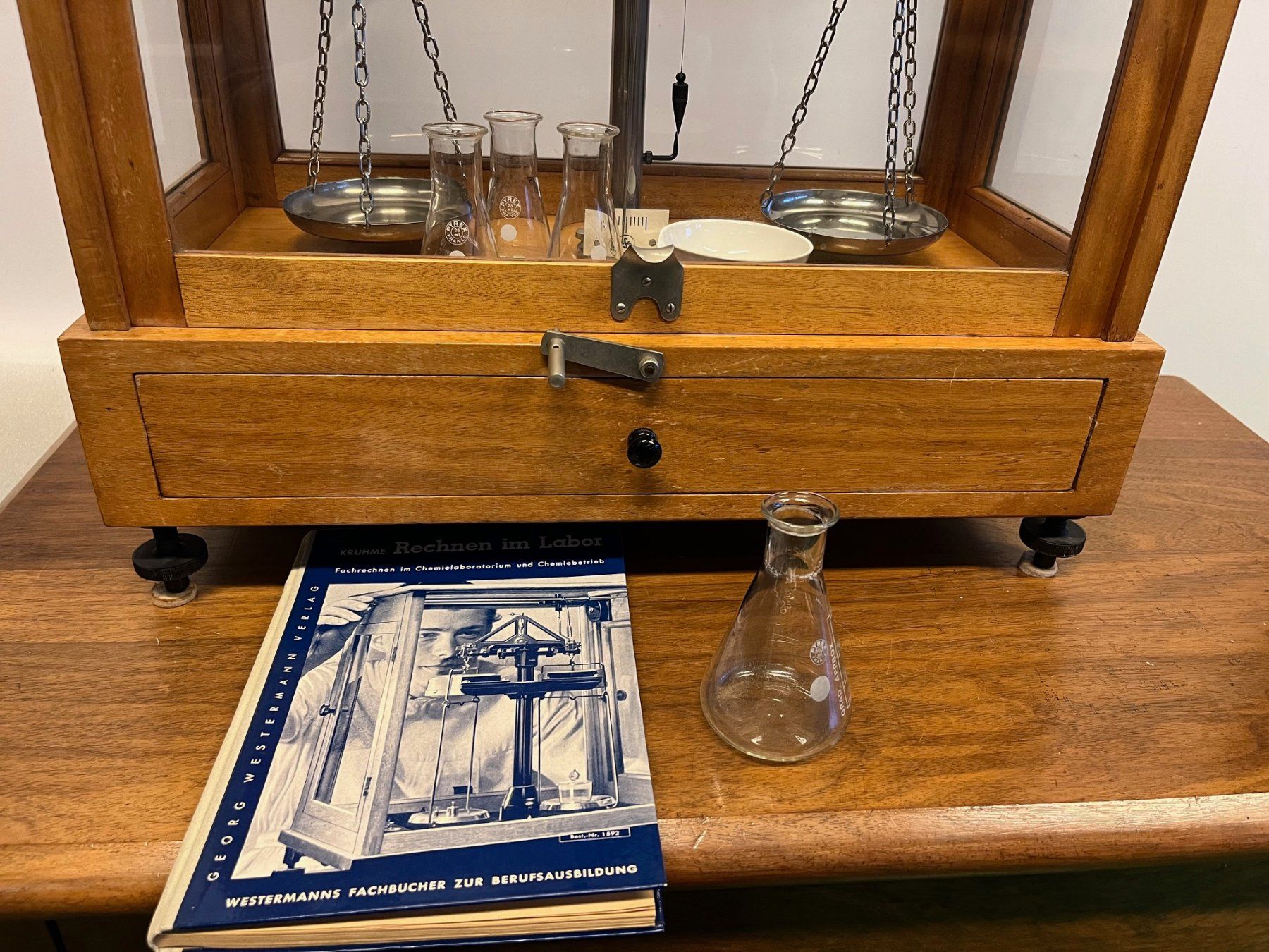 Bilance e pesi: Apothekerwaage ASE Alfred Sauter Ebingen – Usato da Laufen venduto da Nuria44 5