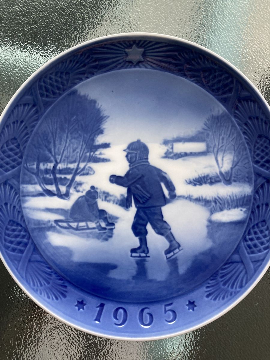 Royal Copenhagen Piatti: Royal Copenhagen Wandteller 1965, Winterplatte "Eisläufer" – Usato da Zürich venduto da dolcicaramelle2