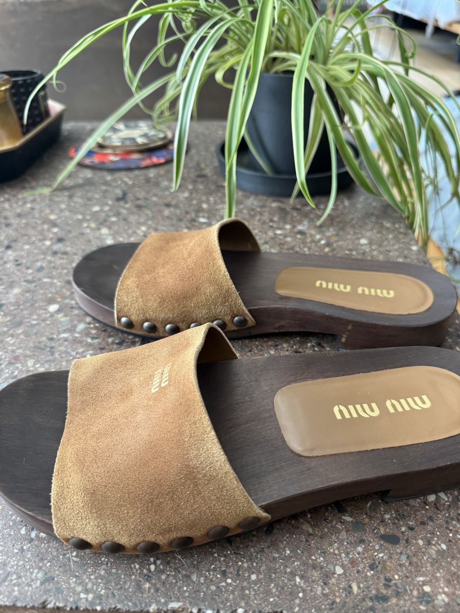 Miu Miu Scarpe da donna: Original Miu Miu Clogs aus Wildleder – Nuovo (secondo la descrizione) da Lugaggia venduto da LeniC
