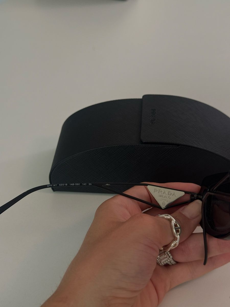 Prada Lunettes & Verres: Prada Sunglasses Black Rectangular with Case – D'occasion à Zürich par Anastasiya_g 2
