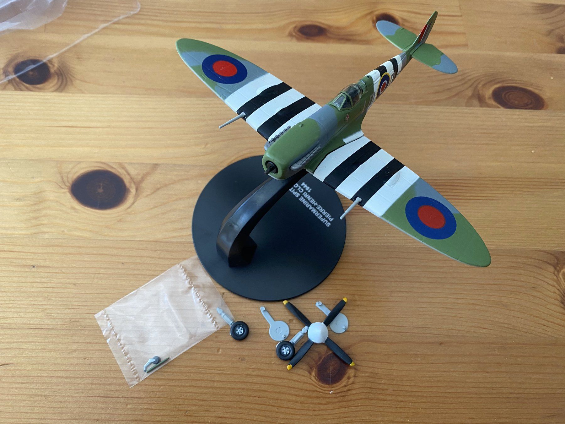 Kit di modellismo & Modellini statici: Spitfire MK.IXB, pilot Pierre-Henri Closterman, 1944 – Nuovo e nell'imballaggio originale da Prangins venduto da Timband 3