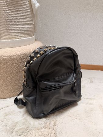 Schwarzer Rucksack mit Nieten - Ideal für den Sommer!
