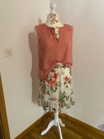 Ensemble top saumon et jupe à fleurs courte  42