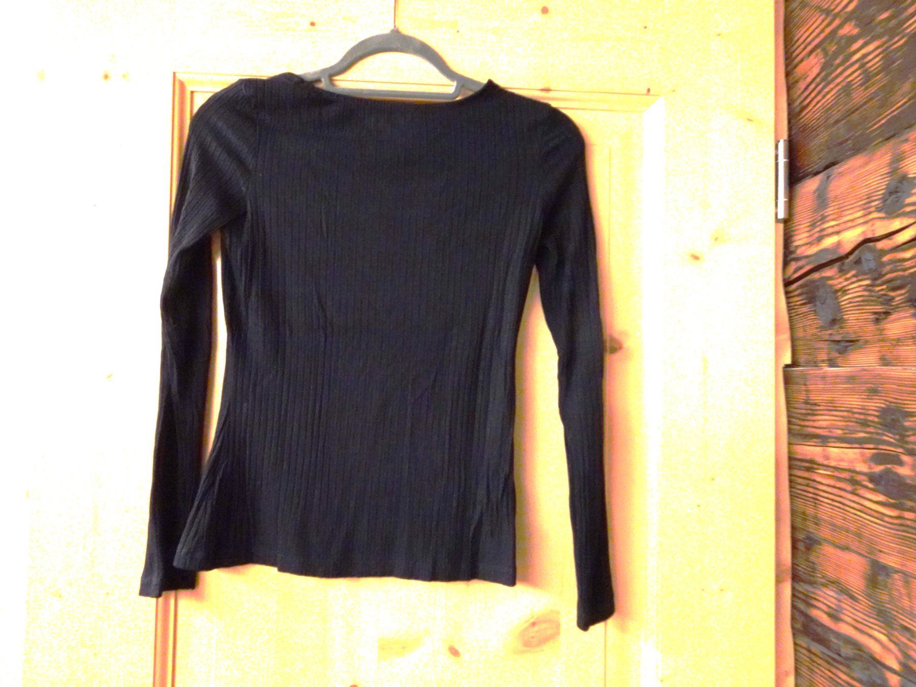 Maglioni & Felpe: Schwarzes Basic Langarmshirt von Edited Gr. 38 - 42631 – Usato da Küssnacht am Rigi venduto da Good4Deckeli 1