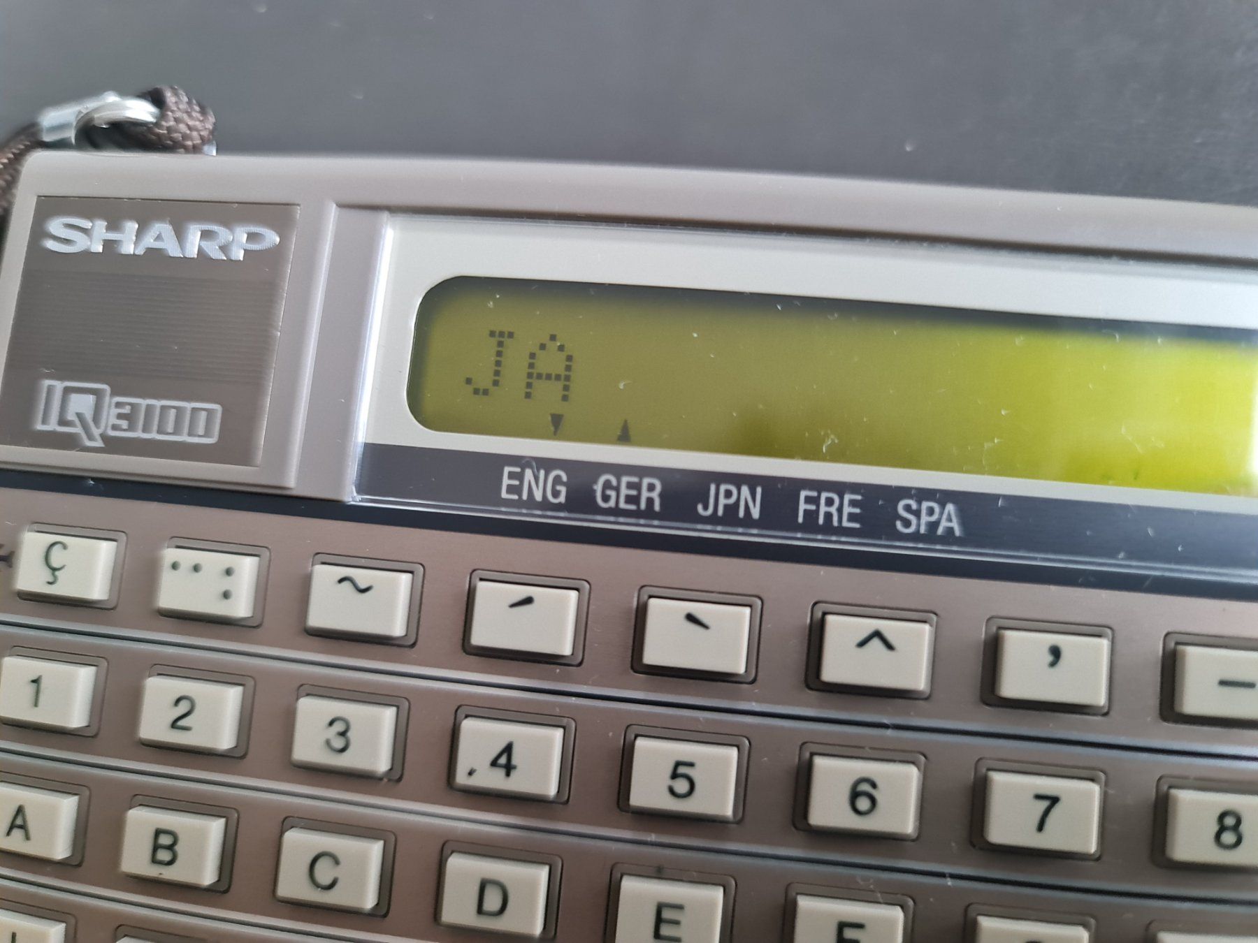 PC: Sharp IQ 3100 Electronic Translator 1980er Vintage Computer – Usato da Obfelden venduto da ZinggHandel 8