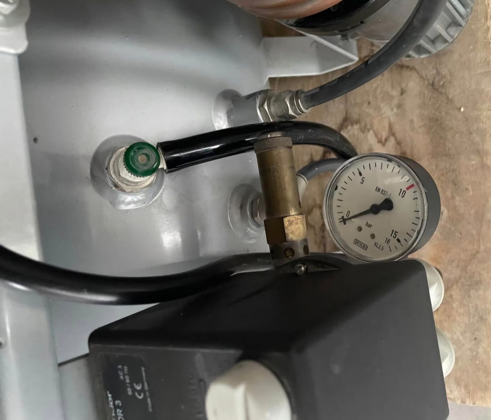 Compressori: 50 Liter Luftkompressor mit 4 Zylindern kompressor compresso – Usato da Oftringen venduto da mare24vw 8