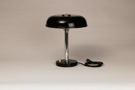 Tischlampe im Bauhaus Stil