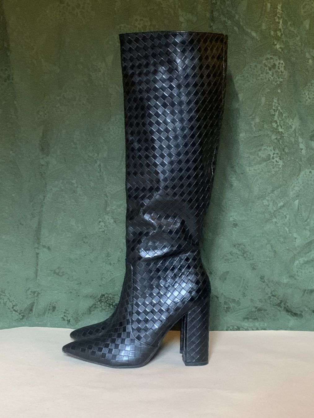 Scarpe da donna: Schwarze kniehohe Stiefel mit Blockabsatz – Usato da Chalais venduto da Decoarts.art 1