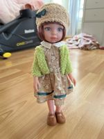 Süsse Puppe mit Wintermütze und Kleid, Top Zustand!