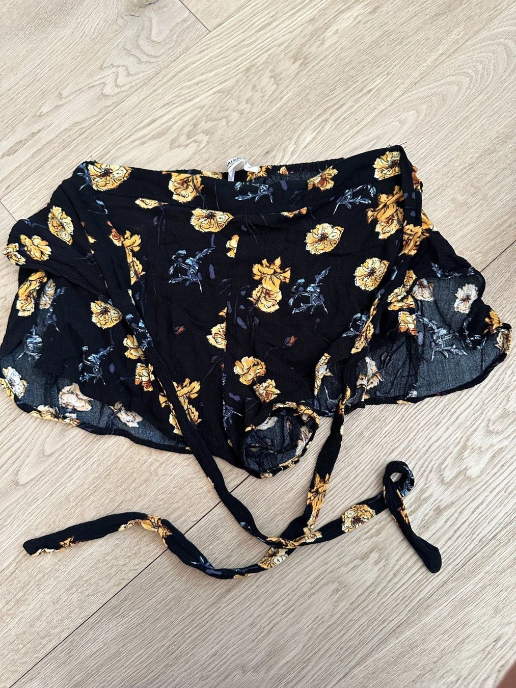 Pull&Bear Pantaloni: Short noir/fleurs, fluide Pull&Bear t.26 – Usato da Vandoeuvres venduto da Zoccoli11 3