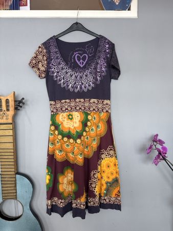 Superbe robe Desigual multicolore, idéale pour l'été!