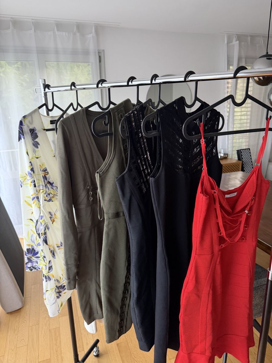 Guess Lotti di vestiti: 7 Kleider von Guess – Usato da Hombrechtikon venduto da Lara01