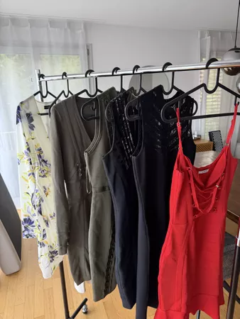 7 Kleider von Guess