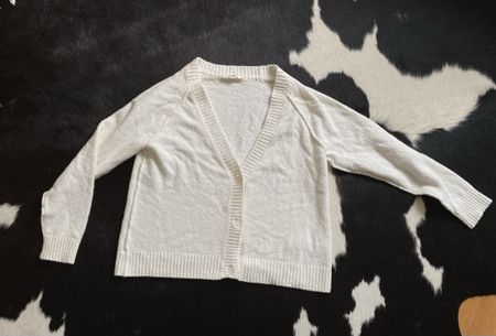 Weisse Strickjacke