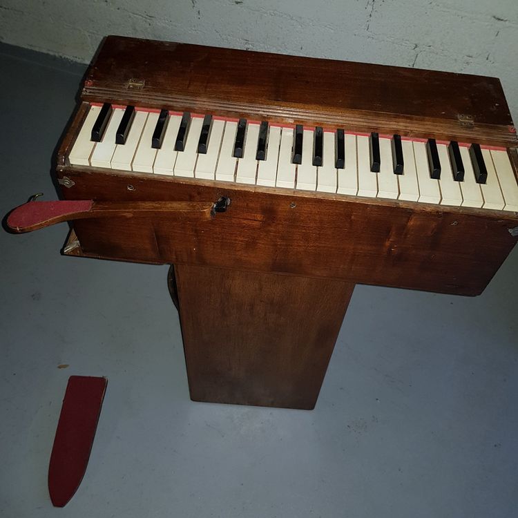 ancien petit harmonium de table portable et son étui Kaufen auf Ricardo