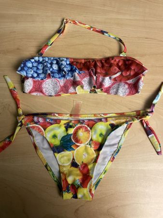 Süsses neuwertiges Früchte Bikini Gr. 134