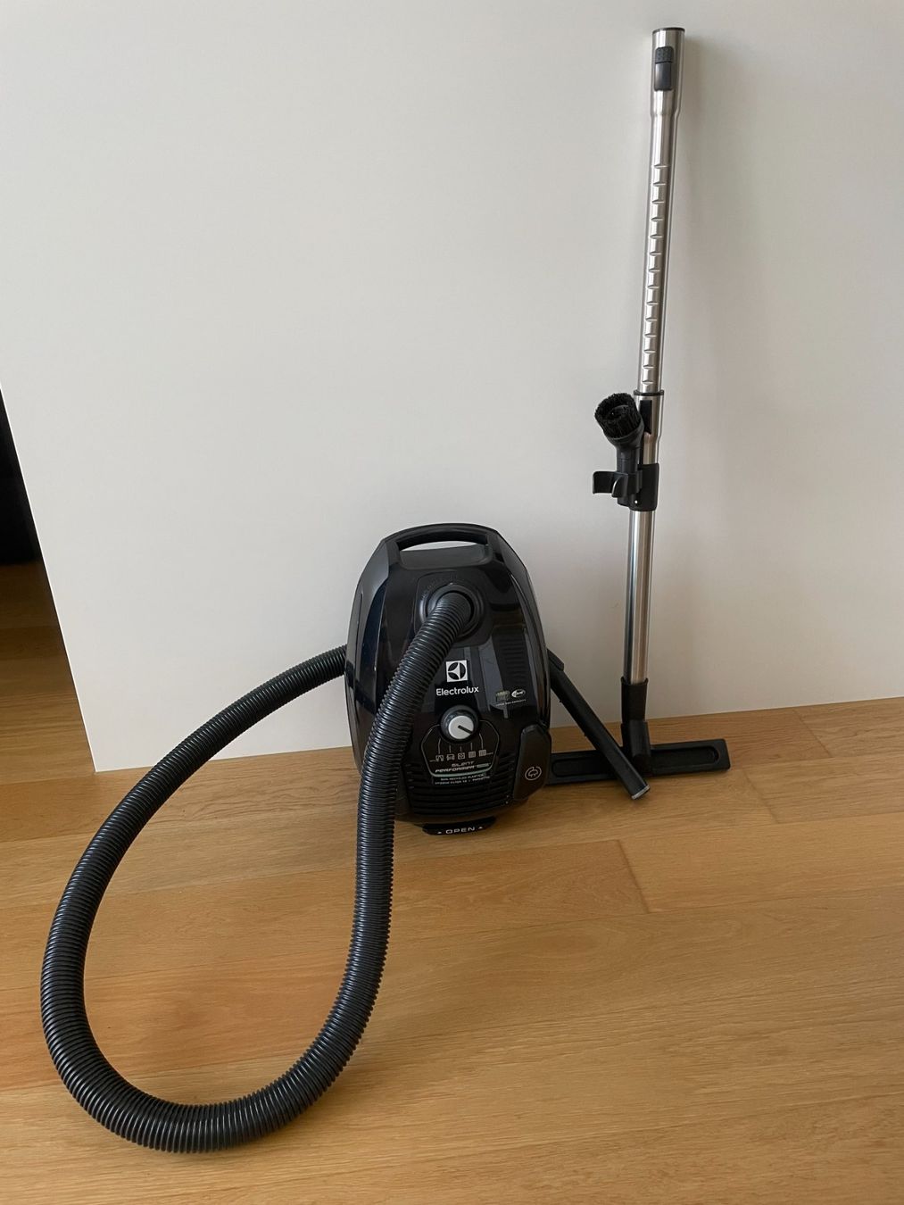 Electrolux Aspirapolveri & Accessori: Electrolux Silent Performer Staubsauger mit 5x Beuteln – Usato da Zürich venduto da TTLM