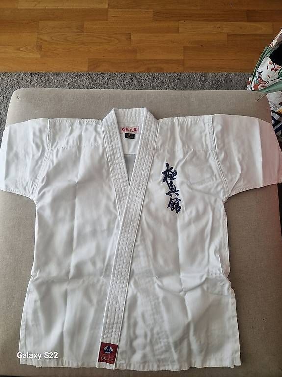 Arte internazionale: Karate Kimono für Kinder – Usato da Bülach venduto da aap_6ycv