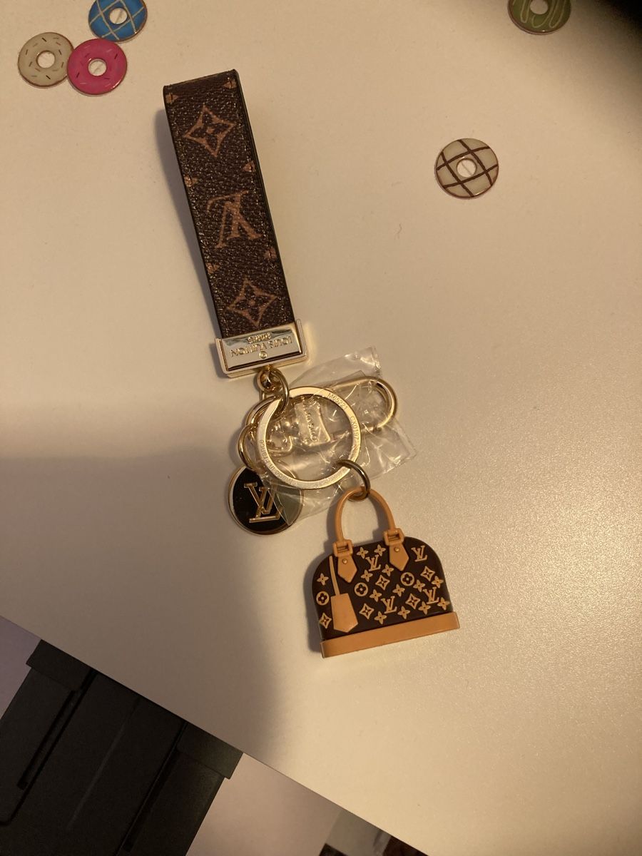 Porte-clés: Porte-clés sacoche logo monogramme doré neuf – Neuf (Voir description) à Plan-les-Ouates par Namorona 1