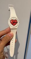 Jolie Montre Swatch blanche motif coeur cadran analogique