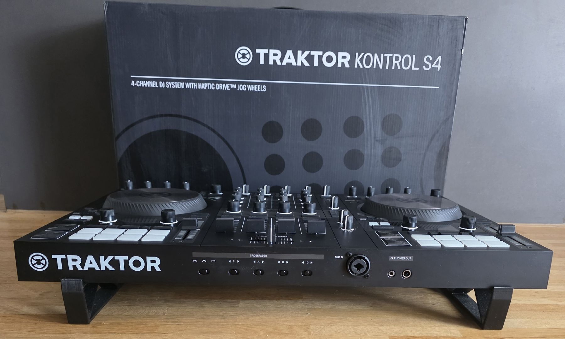 Native Instruments Console di mixaggio: Native Instruments Traktor Kontrol S4 MK3 – Usato da Basel venduto da regnam 4