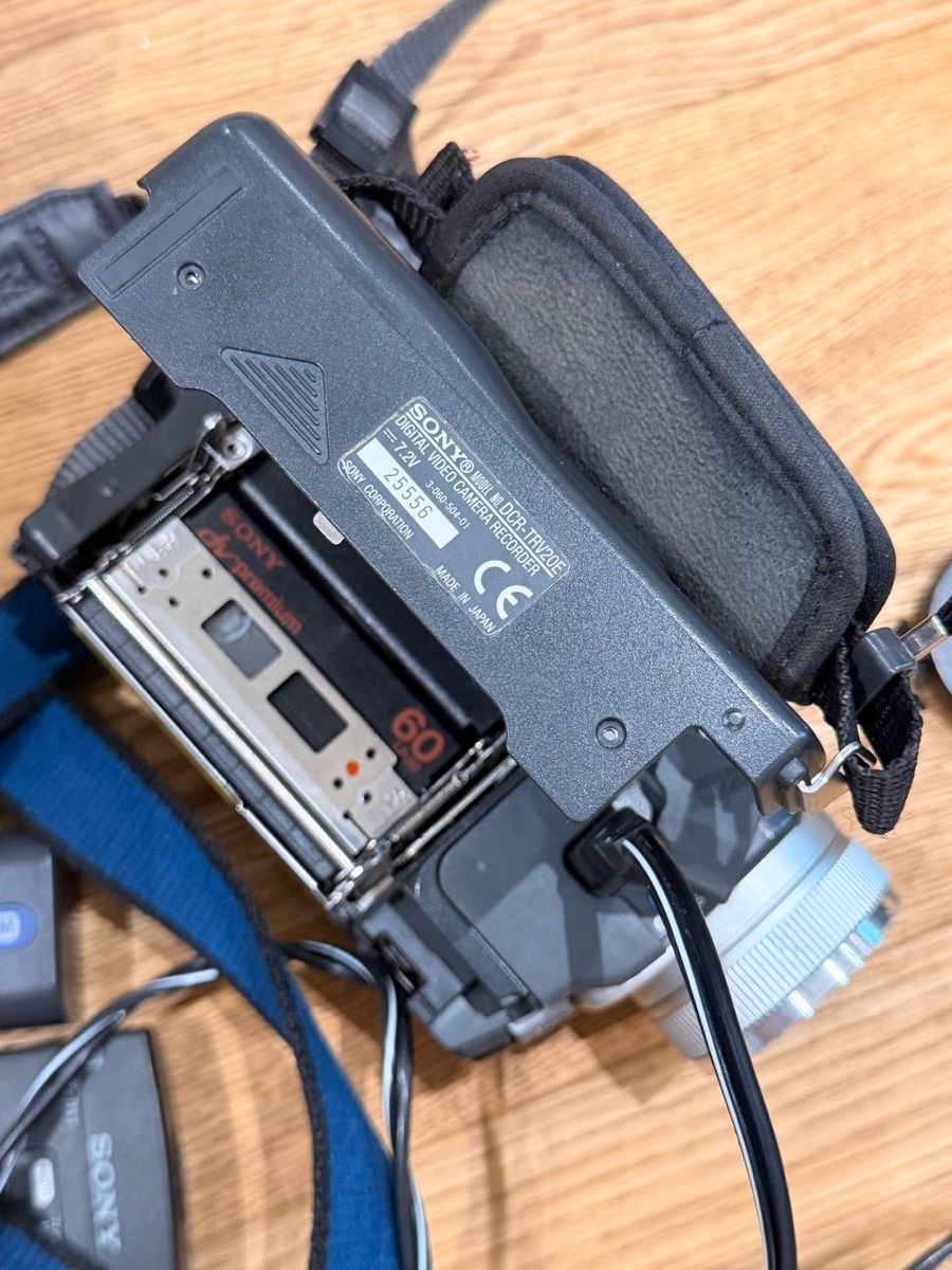 Sony Videocamere: Sony DCR-TRV20E MiniDV Digital Handycam – Difettoso da Bern venduto da gos_v7yj 5