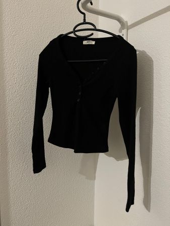 Schwarzes Langarmshirt von Sbteen, Grösse S, mit Knöpfen