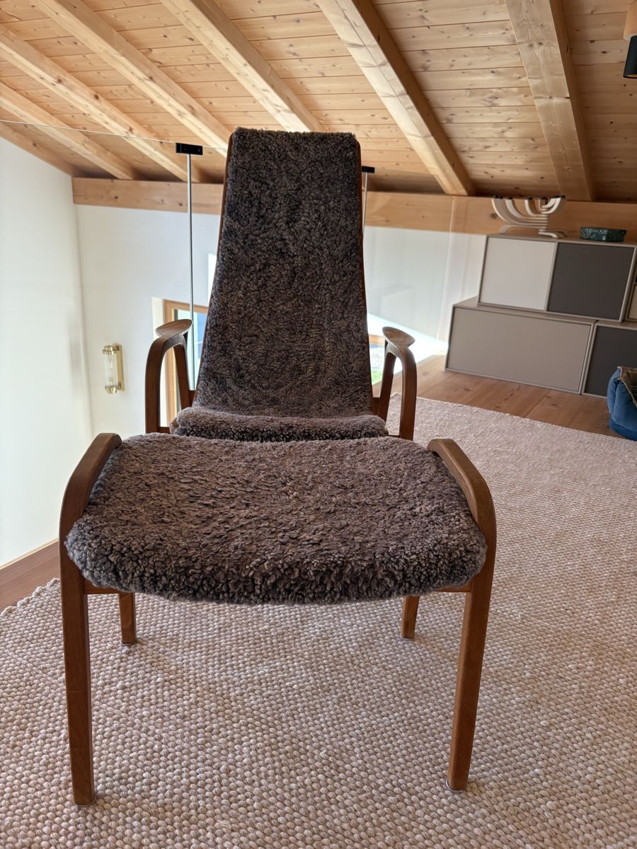 Swedese Poltrone: Swedese Lamino Sessel mit Hocker   – Usato da Zuoz venduto da stumholm