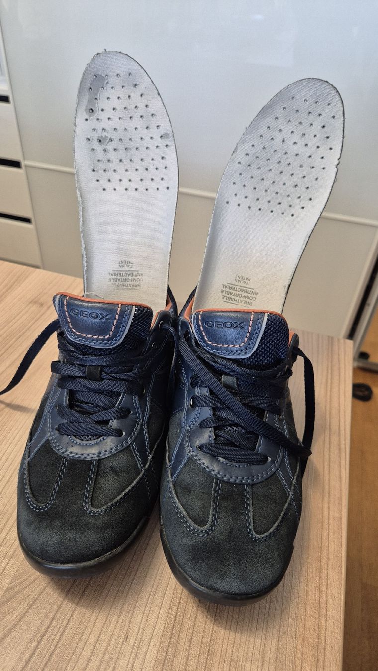 Herrenschuhe: Geox Schuhe Dunkelblau Grösse 41 – Gebraucht aus Utzenstorf von Oddy