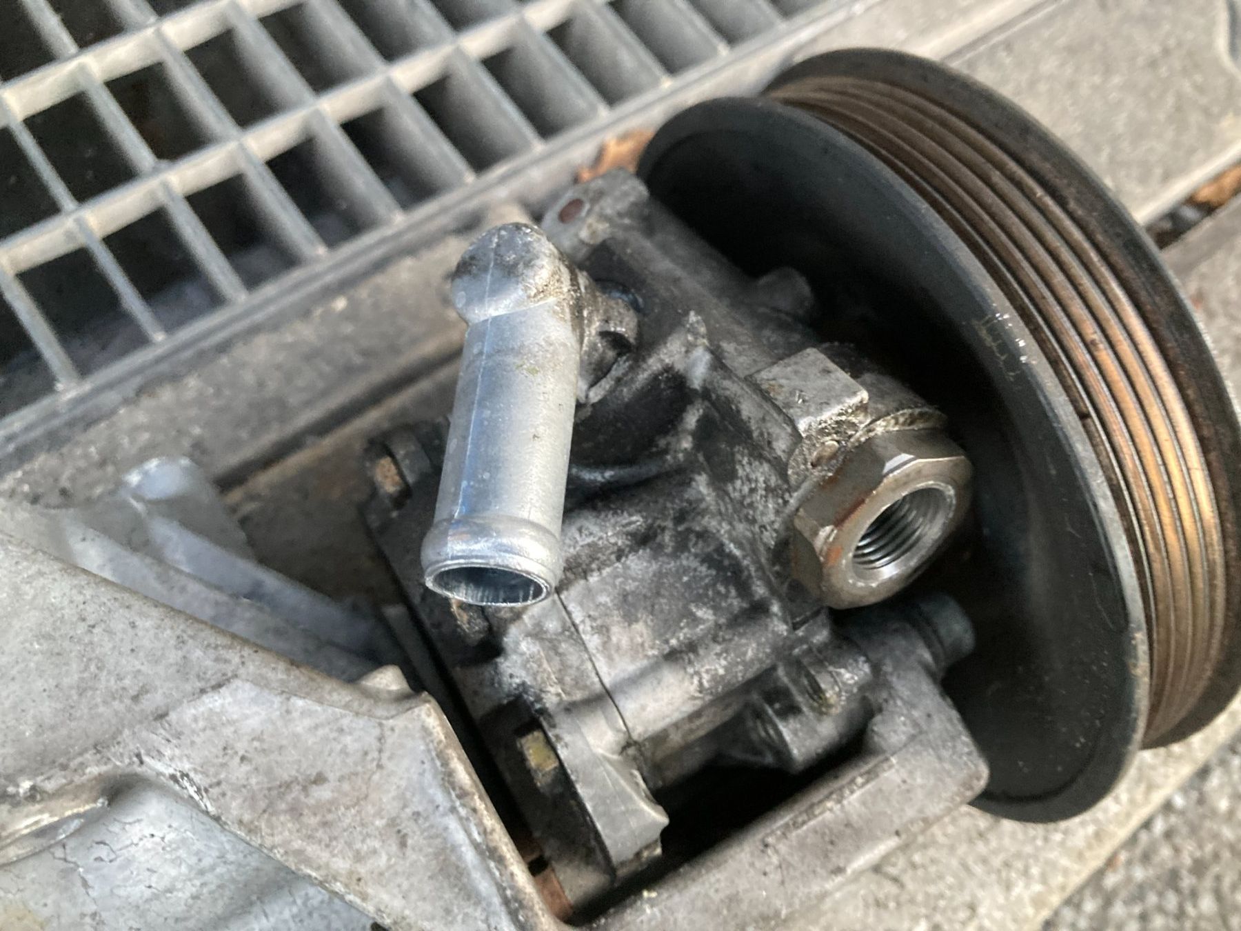 Volkswagen Tutti pezzi di ricambio auto: VW T4 2.5 Syncro Servolenkungspumpe – Usato da Cham venduto da Cham6332