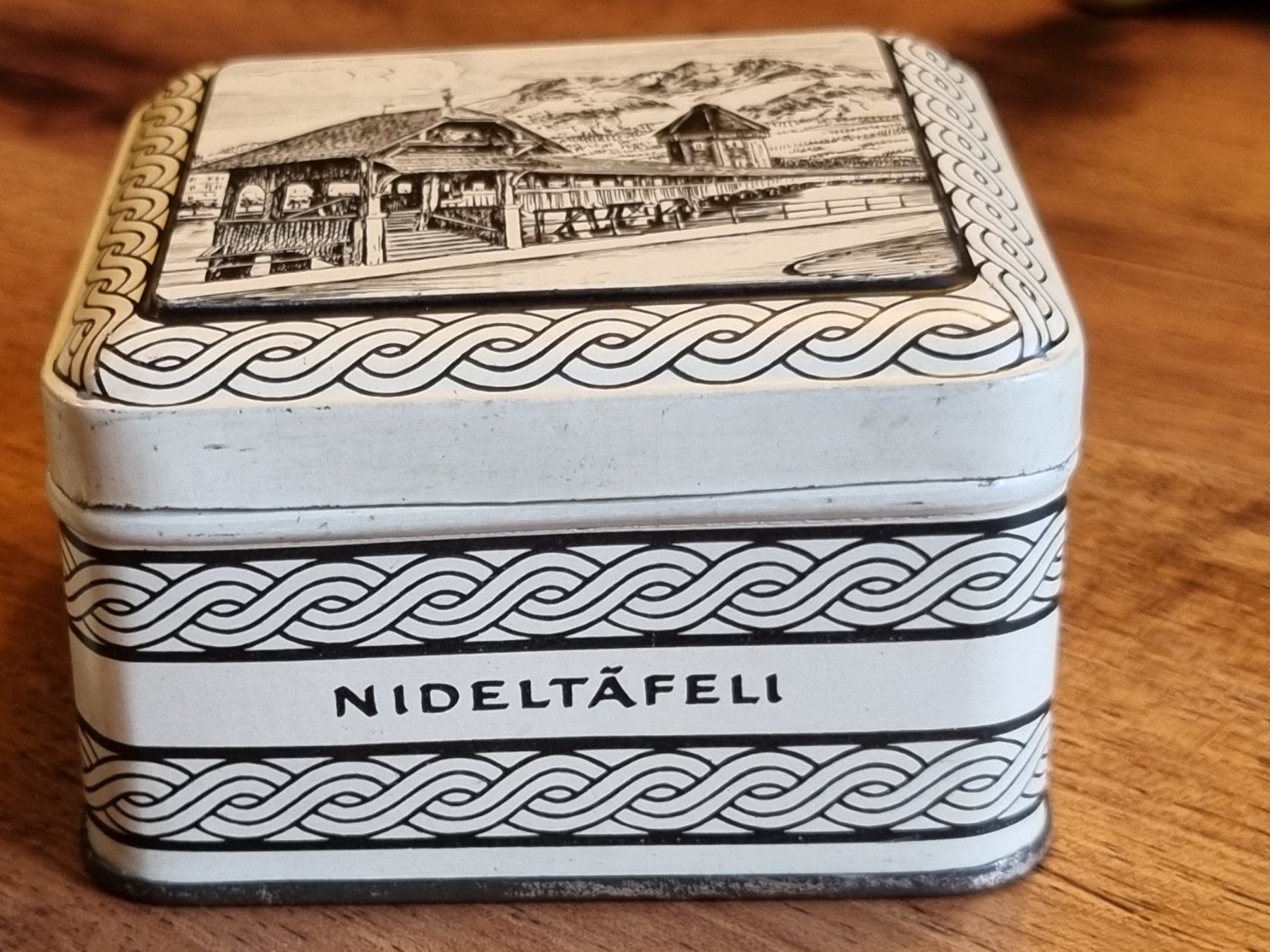 Sonstige Dekorationen & Accessoires: 2 alte Schweizer Blechdosen Nideltäfeli Zürich – Gebraucht aus Scharnachtal von devin03 5