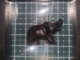 Elefant Figur Speckstein schwarz in Schweberahmen. kenja